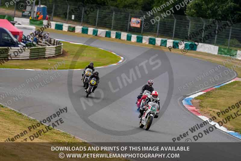 Vintage motorcycle club;eventdigitalimages;mallory park;mallory park trackday photographs;no limits trackdays;peter wileman photography;trackday digital images;trackday photos;vmcc festival 1000 bikes photographs